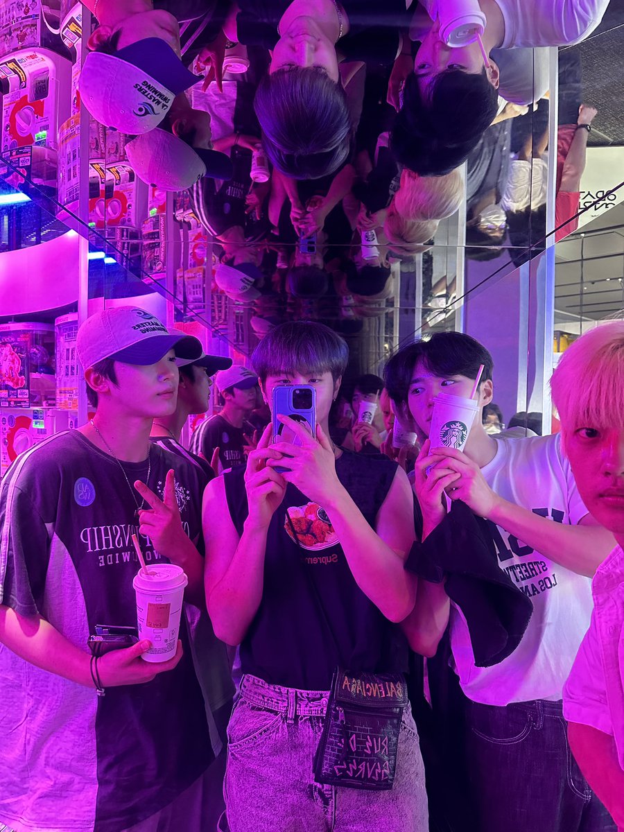 WEi__Member's tweet photo. [#동한] 🪞🤳 https://t.co/fzDI1C3jWK