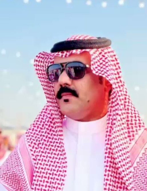 السابق الي ما تهدّي للعقال وللقياد
خلّيتها تضرب فجوج الارض يلْمع وسْمها

حامد القارحي <a href="/al_qarhi/">حامد القارحي</a>