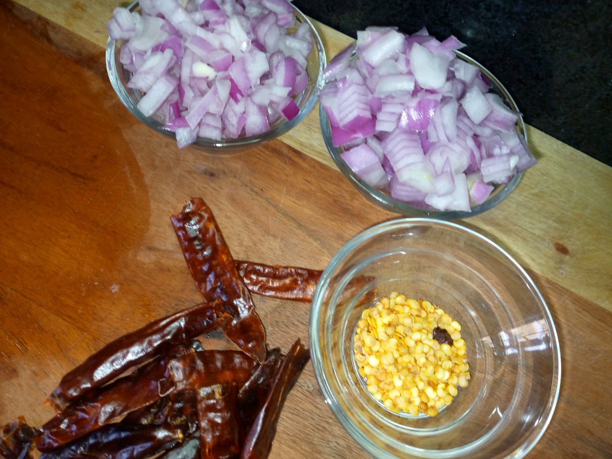 MphoMasoleng's tweet photo. Goan Chicken Xacuti: Step 2  - The curry paste on medium heat dry roast the ff:- 12 de-seed kashmiri chilli,  1&amp;1/2 tspn Pepper Corns, 12 cloves, 2inch piece cinamon, 1 tblspn poppy &amp; 2 tblsp coriander seeds, 1 star Anise, 1&amp; 1/2 coconut cup, 1 cup onion, Wow 👌#MunchWithMpho https://t.co/QMBqvrVGAD