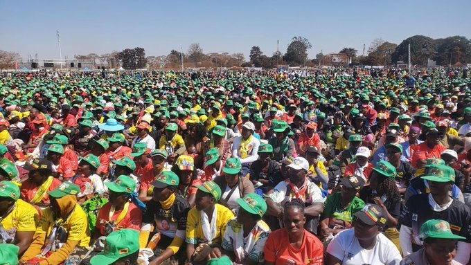 _Mandla_Sibanda's tweet photo. Hanzi people are lied to, the people are forced, the people are hungry. Today I saw people , thousands gather at #StarRally. Pple were fed and noones went home hungry. #EDWorks. No1 was force to come anywhere.  Ppl #LoveED https://t.co/bIF9TwPew1