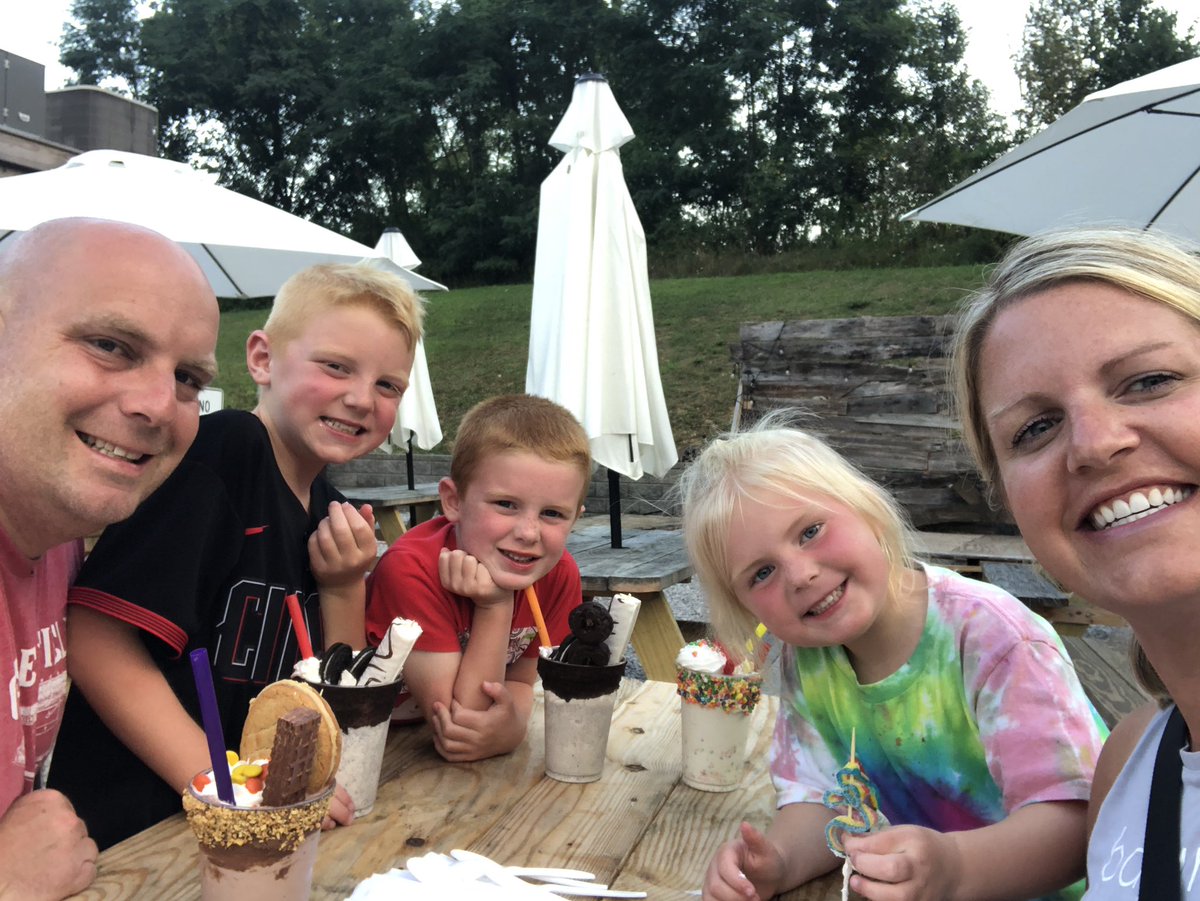 SLPHolmesMES's tweet photo. Last hooray before schools starts up! #icecreamselfie 

#SharpentheSaw @FTMoyerES https://t.co/mBsEC4KjqX