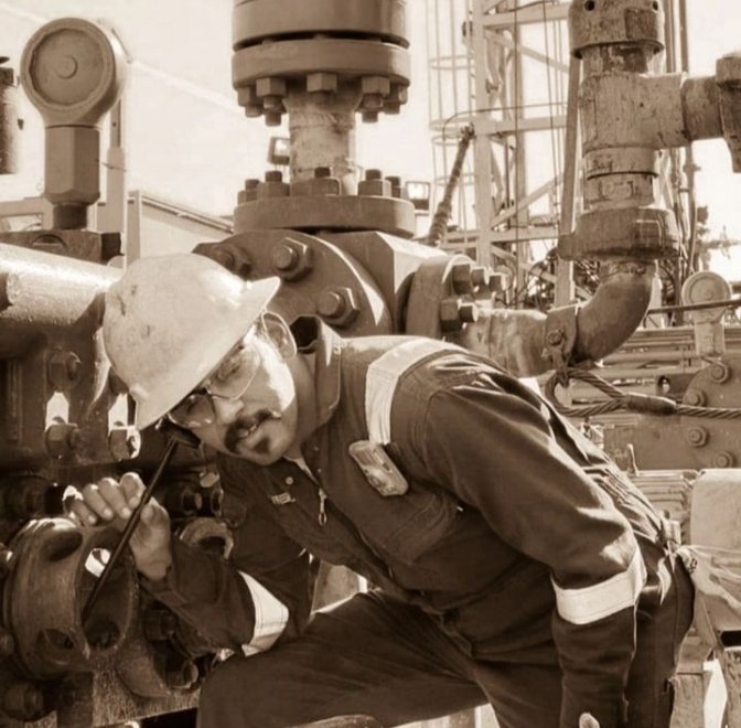 AaronOrtiz46's tweet photo. Creo que sé más sobre lo que este tipo está haciendo en la foto. pero solo los profesionales de perforación pueden entender lo que está haciendo este tipo.
#ilfield #oilriglife #oilplatforms #oilandgas #oilfieldstrong #drillerlife #riglife #righand #rig #oilfieldbash #oilfield https://t.co/iofBL3mILz