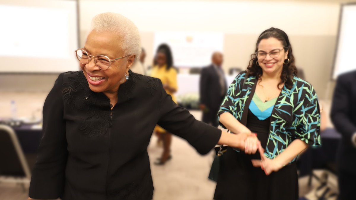 marcarols's tweet photo. Em nome da @WorldVisionMoz tive hoje a honra de apresentar a activista social mama Graça Machel, para uma das sessões da Conferência Parlamentar da SADC a decorrer em Maputo, onde captamos notas valiosas para combater uniões prematuras. https://t.co/HyziejV2DE