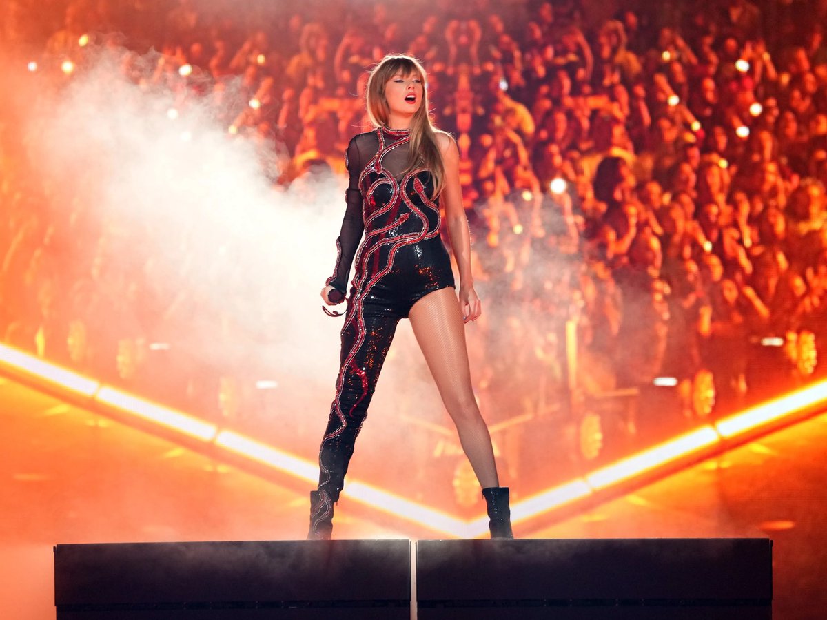 Starbucks will be playing a playlist composed of 122 Taylor Swift songs in its US stores to celebrate the end of the first leg of the ‘Eras Tour,’ TMZ reports.

It’s called “Starbucks Lovers.”

🔗: tmz.com/2023/08/08/sta…
