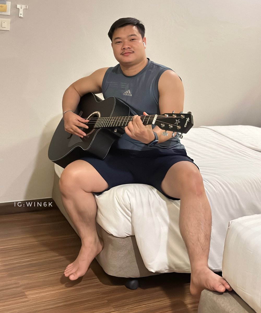 win_6k's tweet photo. ดีดกีต้าจนเจ็บนิ้ว🎸ดีกว่าโดนเทปลิวจนเจ็บใจ🤍 #ผู้ชายหุ่นหมี #หมีน้อย #win6k https://t.co/RCVi4cjIS4