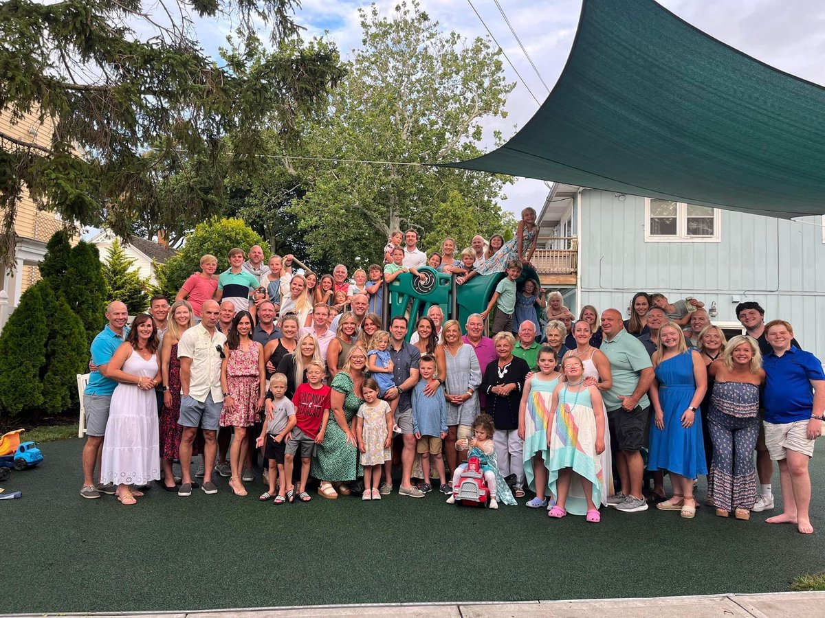 SLPHolmesMES's tweet photo. PIB Family Reunion!! Can’t wait until next year! 

#familyselfie -#sharpenthesaw @FTMoyerES https://t.co/TnLUVPyxIE