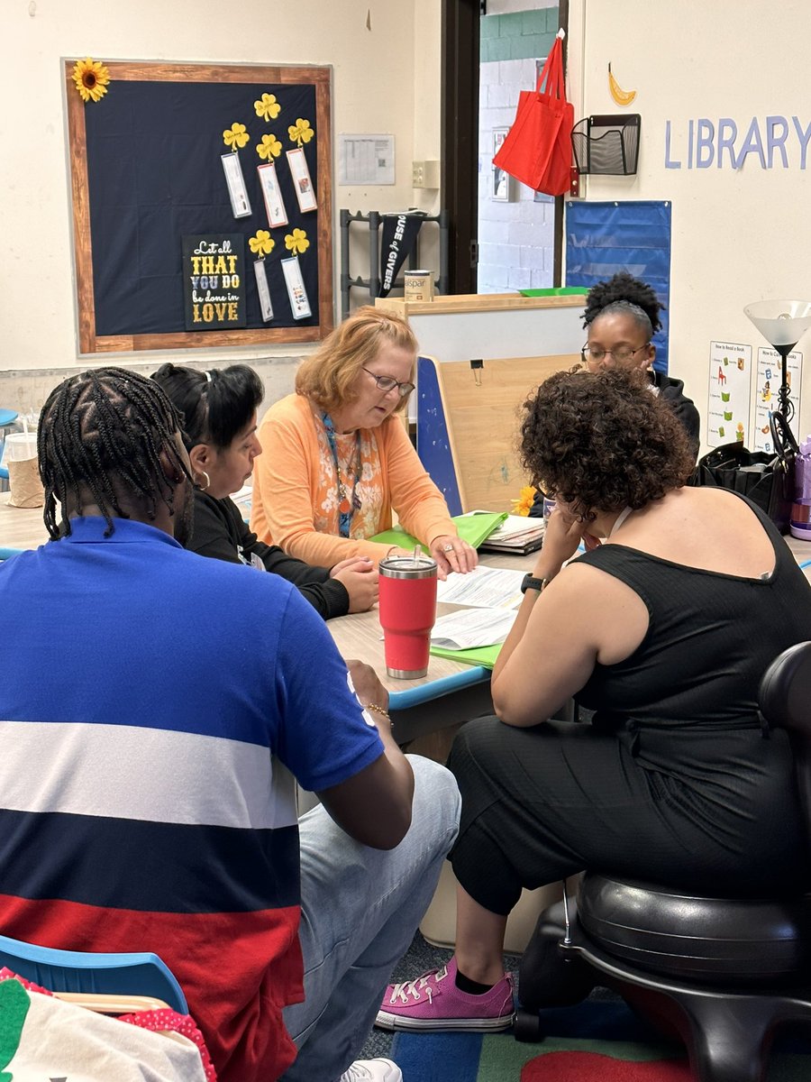 meaganrpride's tweet image. Pre-K teachers collaborate to identify and discuss updates to guidelines &amp;amp; to highlight roles/responsibilities for teachers &amp;amp; teacher assistants ❤️
@LANschools #teachwithLAN #leadwithLAN #allinwithLAN
