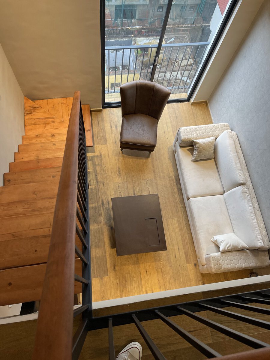 tolaadesanmi's tweet photo. We have this beautiful one-bedroom FURNISHED loft in Yaba! 

🍽️Kitchen has a cooker, heat extractor, washing machine, oven and microwave
🛌Queen-size bed, vanity table and chair, AC and a wardrobe. 

 Book a FREE inspection here: https://t.co/3TN0VALC2g https://t.co/lSaK7V8LNG