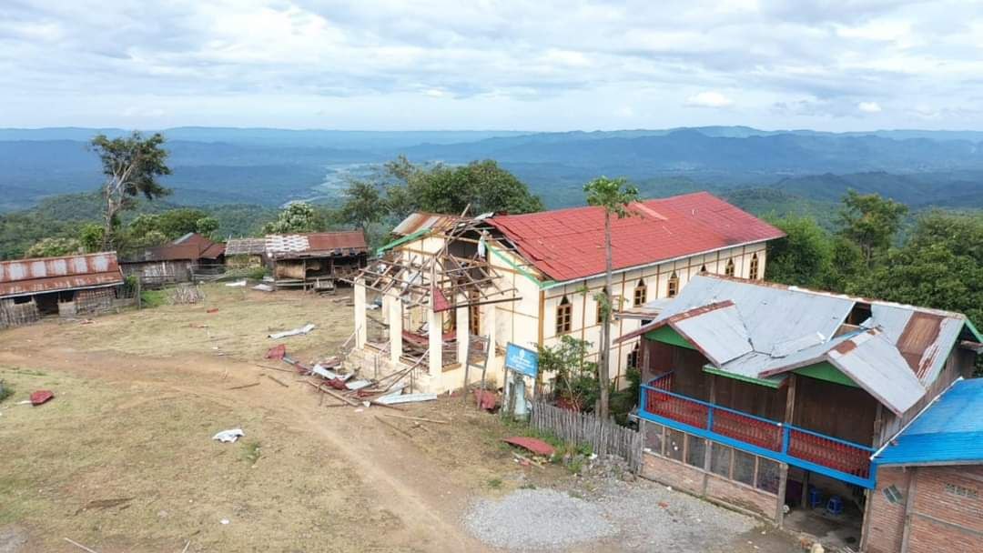 YeSoe91920267's tweet photo. The military column going down from #Kyindwe town, Kanpetlet Tsp, #Chin State to #Laungshay Tsp,#Magwe Region had destroyed schools, religious buildings, people's houses & plundered the properties of the people, said #Khonu Battalion,CDF #Kanpetlet.
#2023Aug9Coup
#HelpMyanmarIDPs https://t.co/PTLaEKBgsw