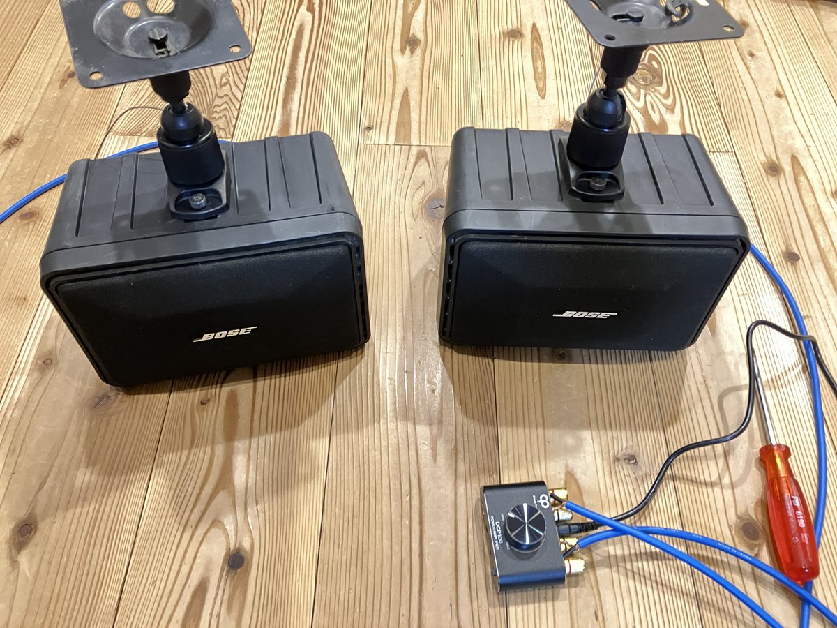 fukutron's tweet photo. ヤフオクで程度の良さげな101mmをペアで入手。
CPの格安アンプとも相性は悪くなさそう。
とりあえず台所に設置してみる。

#BOSE
#101mm https://t.co/fkSbW4I536