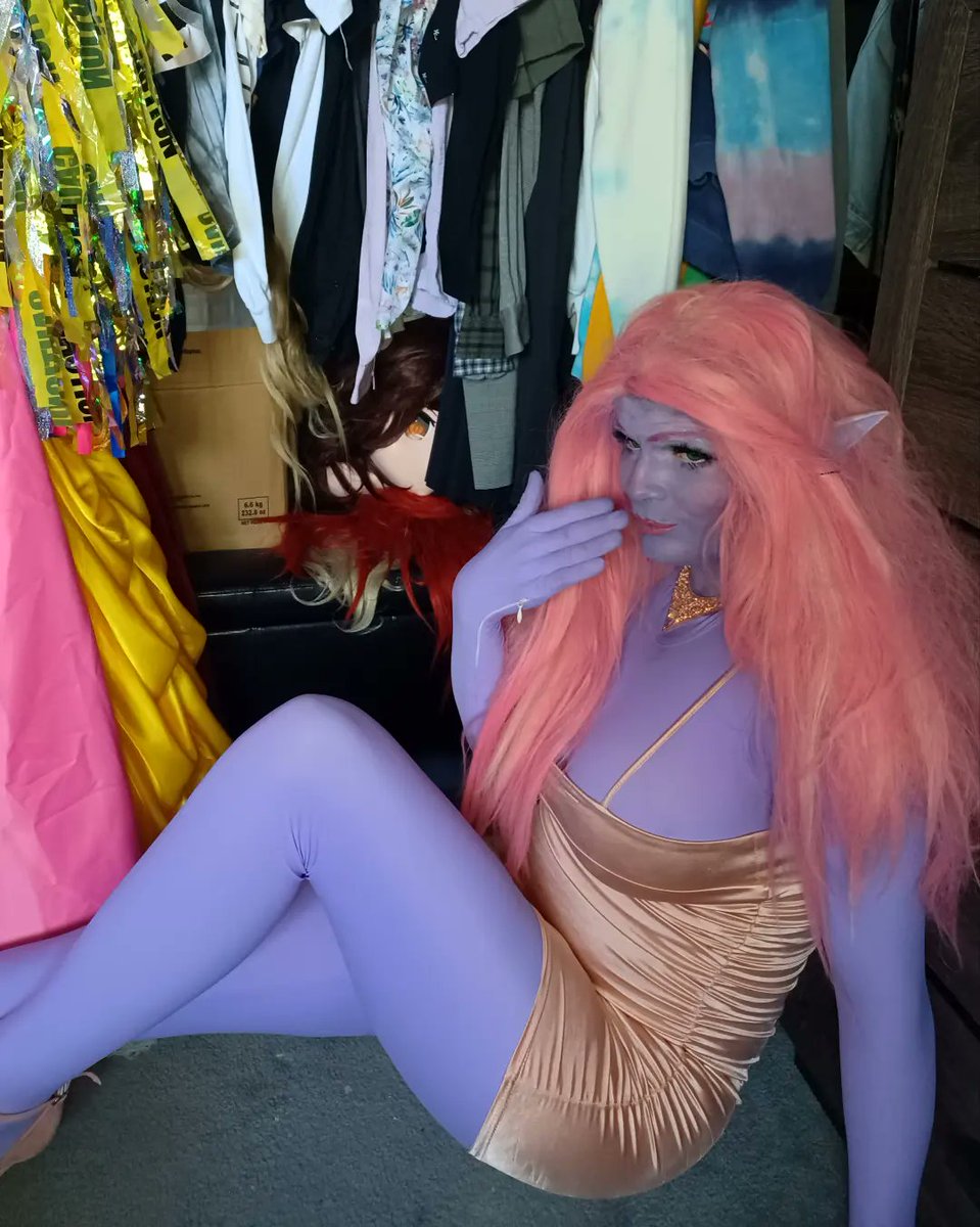justsimplyaria's tweet photo. A BOY IS A GUN*
#cosplay #cosplayer #drag #dragqueen #torontodrag #alien #makeup https://t.co/cdMEWCJKj5