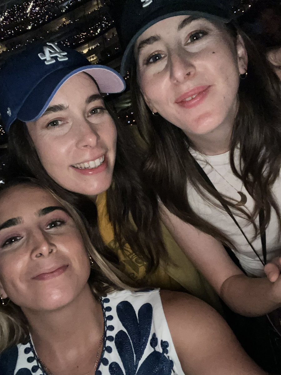 melissa_vr's tweet photo. Haim, I just want to be one of them, I want to sit with them, have a drink and talk about anything...🥹🫶🏼💕 https://t.co/m79RLd9JO4