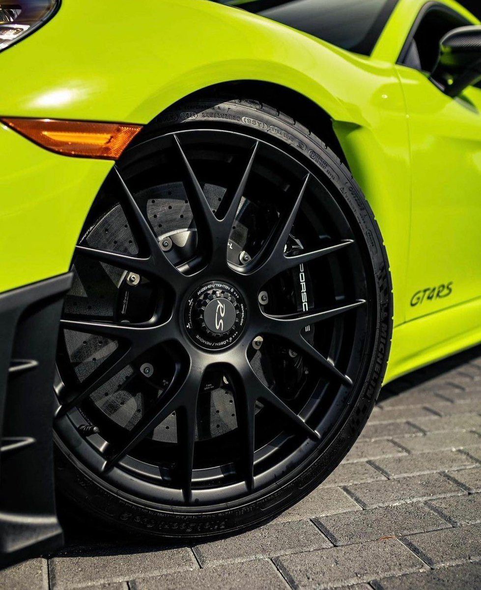 Porsche Club tweet media