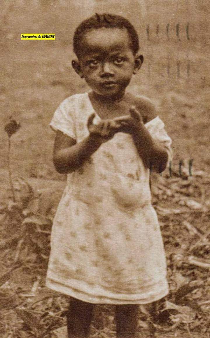 HervoMarie's tweet image. #GABON Une petite fille de 4 ans nommée #Antoinette chez les #Sœurs_Bleues_de_Castres, #Libreville, vers 1925.