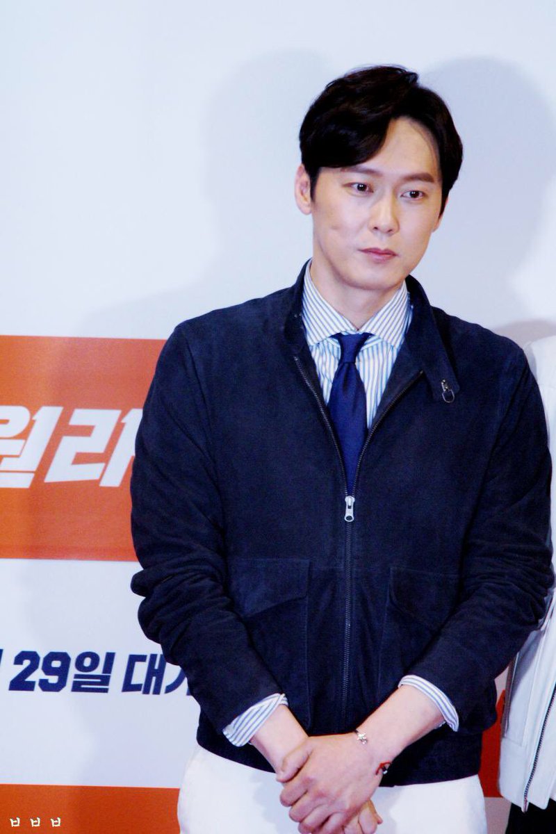원라인 코멘터리 中

말레가 평소 피는 연초보다 독해서 많이 힘들었다...
하루에 거의 말레 한 갑을 다 폈다...
유리병 떨어트리는 씬에서 유리를 씹으려고 했다...