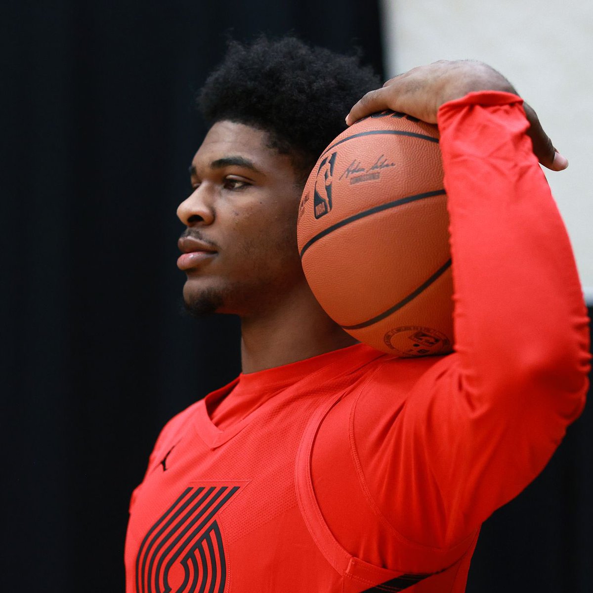 Who has a better chance to win Rookie of the Year?

Like for Wembanyama      Retweet for Scoot Henderson