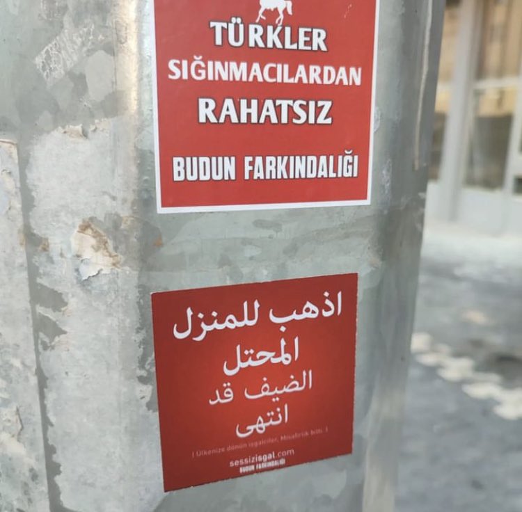 Kayseri’de Türkçe ve Arapça şekilde yapıştırılan çıkartmalar: “Türkler sığınmacılardan rahatsız.”