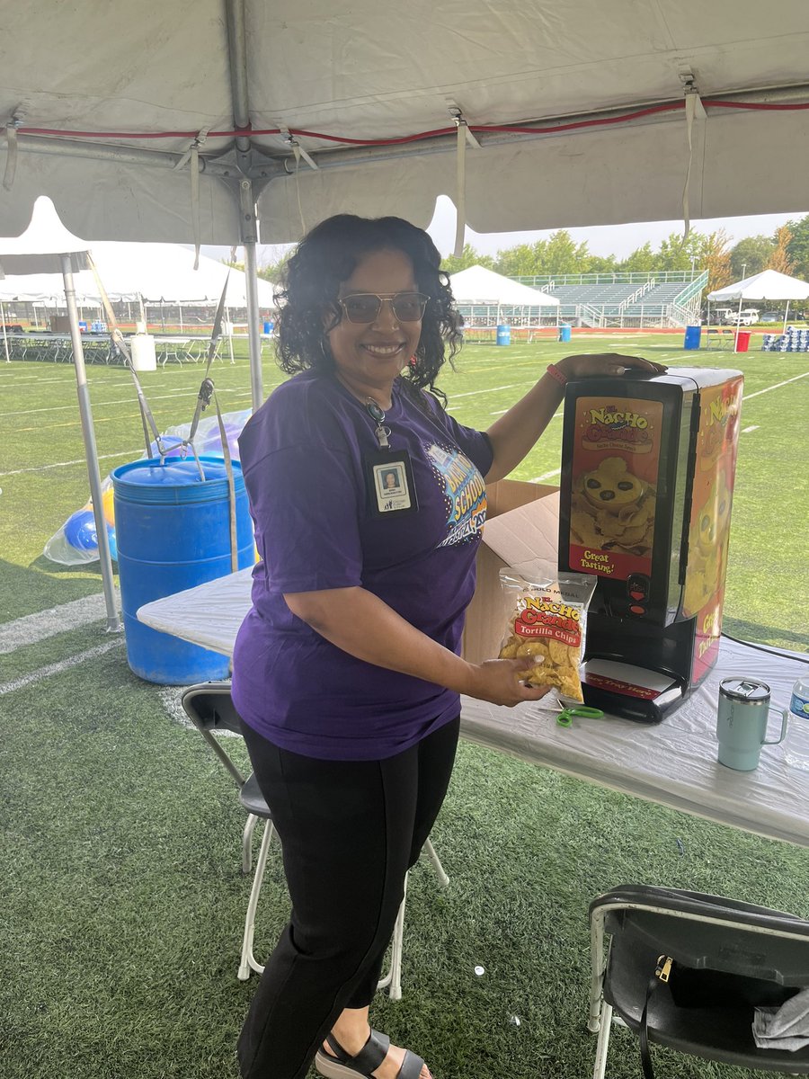 ErinbkaEdub's tweet photo. We are getting ready! Come on out to the Back to School bash @GWCPWarriors The nachos are hot and fresh 🙌🏼 @ChiPubSchools https://t.co/138pR6geGw
