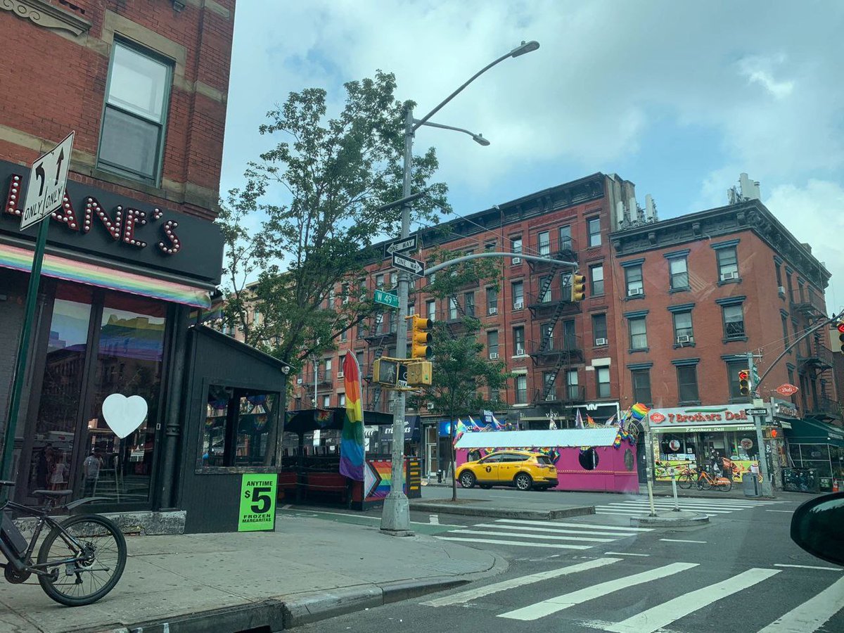 Jenny5200402's tweet photo. Good morning, today's weather is really nice, take a walk in the small streets of Manhattan, a good day starts here! 📷 #goodmorning #manhattan #littlestreet https://t.co/Rbl2uBu9vr