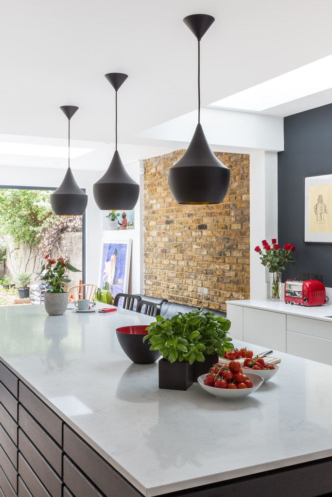 solakitchens's tweet photo. A combination of black and white is classy, modern and will keep your kitchen from looking cramped. A great way to incorporate black into your kitchen, a colour that you should generally avoid if the space is small #homedecor #kitchentips #scandikitchen https://t.co/dHGXp588Ob https://t.co/L3vhTg3R5e