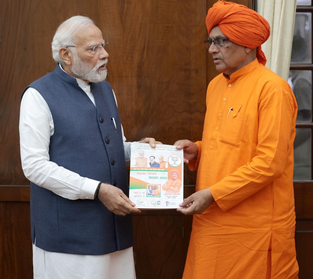 Swami Sumedhanand (@mpsumedhanand) on Twitter photo 9 साल बेमिसाल सीकर में हुए ऐतिहासिक विकास कार्यों की पुस्तक माननीय श्री <a href="/narendramodi/">Narendra Modi</a> जी को आज उनके संसद में स्थित ऑफिस में भेंट कर विभिन्न विकास, राजनीति एवं क्षेत्र के विषयों पर चर्चा की | 9 साल बेमिसाल सीकर में हुए ऐतिहासिक विकास कार्यों की पुस्तक माननीय श्री <a href="/narendramodi/">Narendra Modi</a> जी को आज उनके संसद में स्थित ऑफिस में भेंट कर विभिन्न विकास, राजनीति एवं क्षेत्र के विषयों पर चर्चा की |