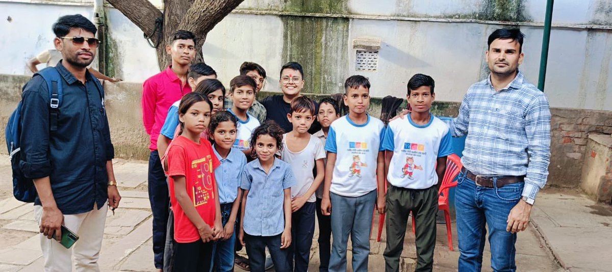 vas_raspberrypi's tweet image. Day 1 at Dausa, Rajasthan India 🇮🇳 
Smiles, hopes and excitement for non-stop learning! My feelings everytime I go for field visits facilitated by @Pratham_India 
8 @CodeClubGlobal within one village is no joke, congratulations to everyone involved! Can’t wait for Day 2! 💚