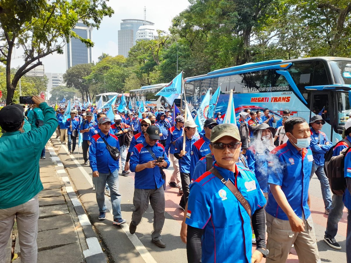 SUDRAJATDIDING's tweet photo. Mengawal AKSI SEREMPAK PARTAI BURUH Bersama Federasi &amp; Konfederasi Serikat Buruh (Bukan Aksi 10 Agustus). https://t.co/YvRpEzJXIp