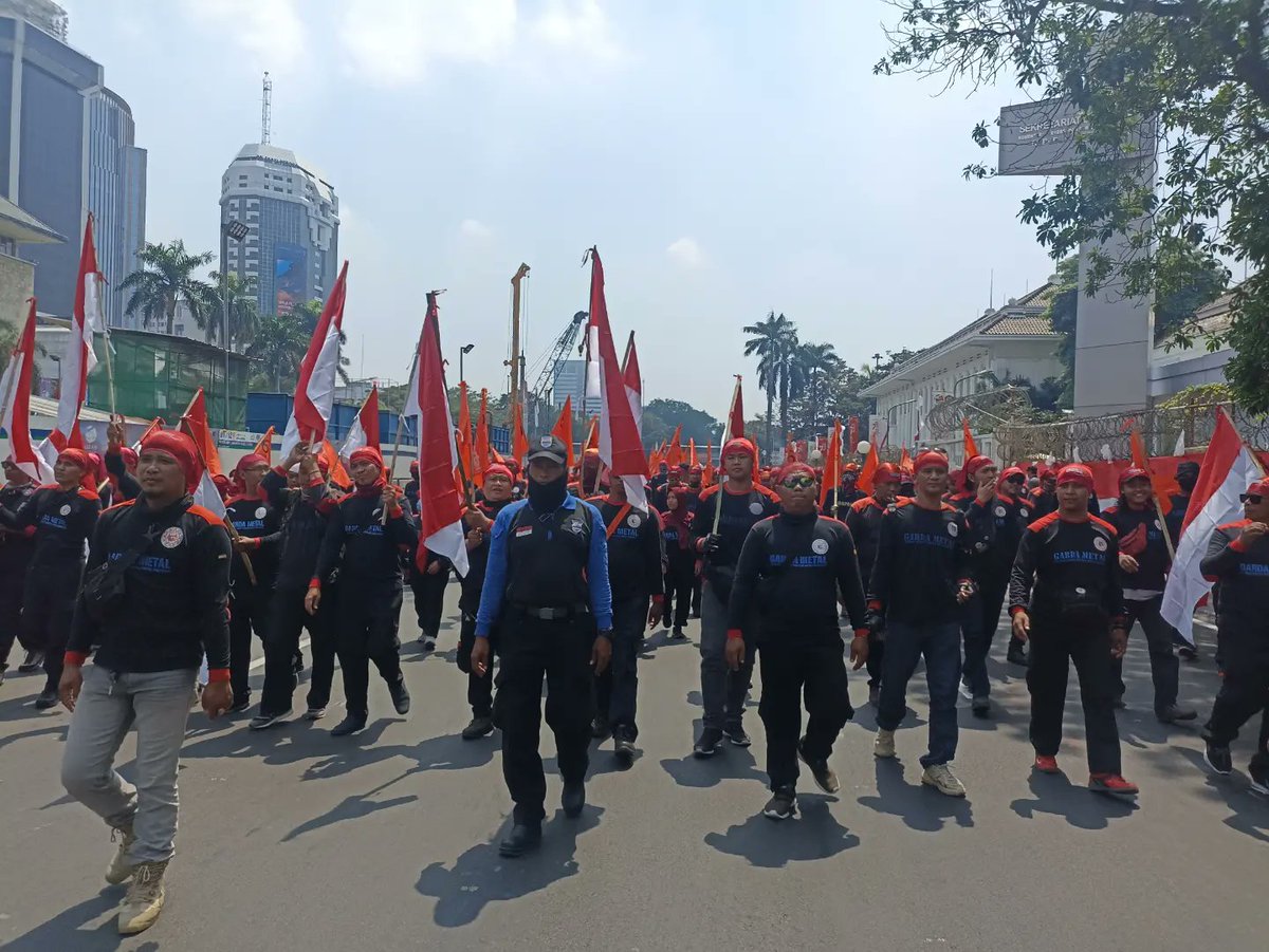 SUDRAJATDIDING's tweet photo. Mengawal AKSI SEREMPAK PARTAI BURUH Bersama Federasi &amp; Konfederasi Serikat Buruh (Bukan Aksi 10 Agustus). https://t.co/YvRpEzJXIp