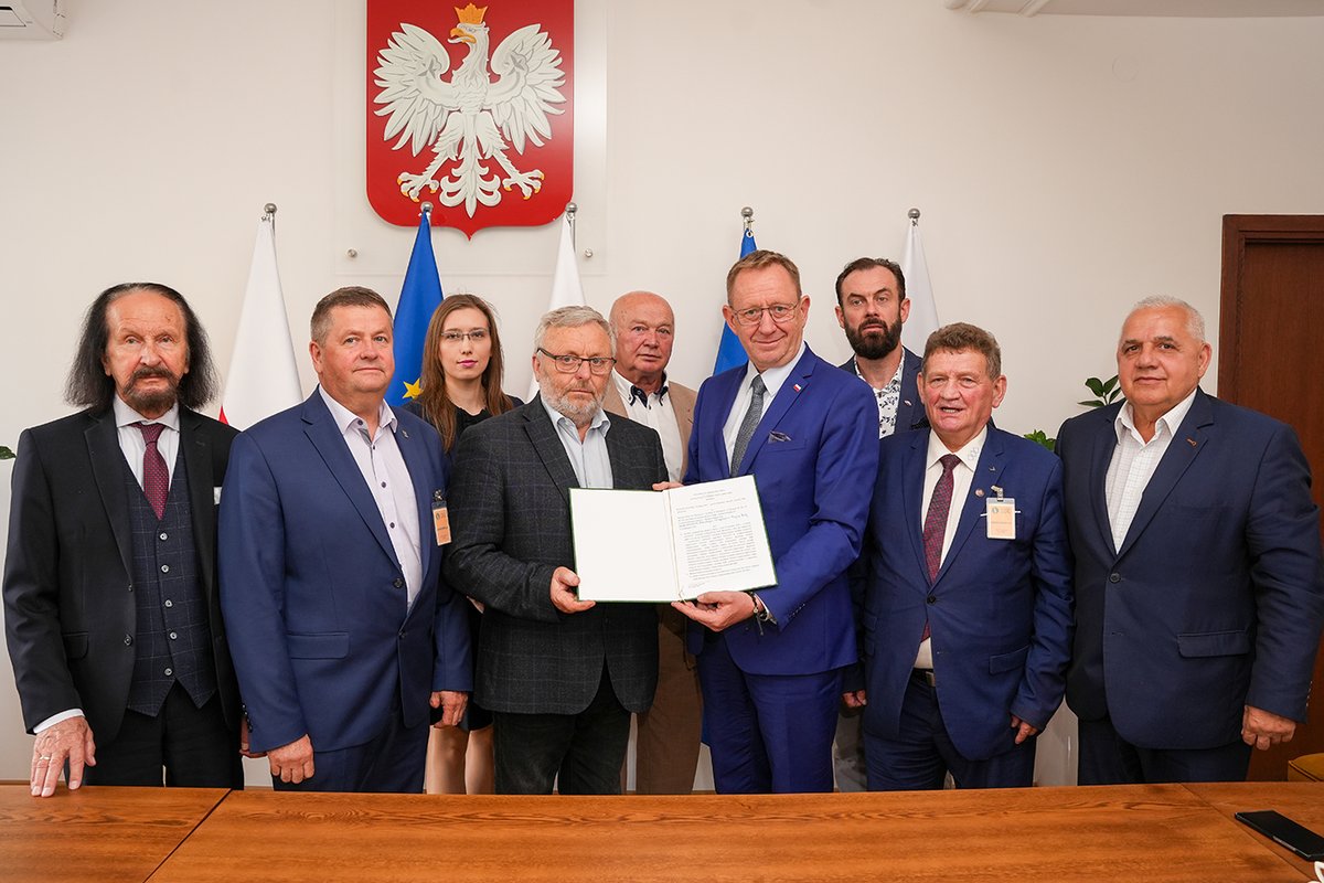 MRiRW_GOV_PL's tweet photo. 📣Minister @RobertTelus oraz prezes @WSzmulewicz i wiceprezes @MBorowski6507 podpisali umowę o udzielenie #KRIR dofinansowania 🇵🇱organizacjom rolniczym na działalność unijną🇪🇺 w 2023 r.
czytaj więcej: 👉 https://t.co/df7wfggZRh https://t.co/pLlRgaErRW