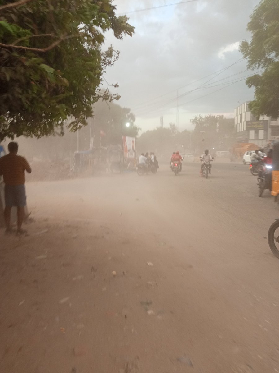 keekee85's tweet photo. @city_madurai please buy sand cleaning lorries. Dusty roads unable to breathe https://t.co/46VWPxyx4R