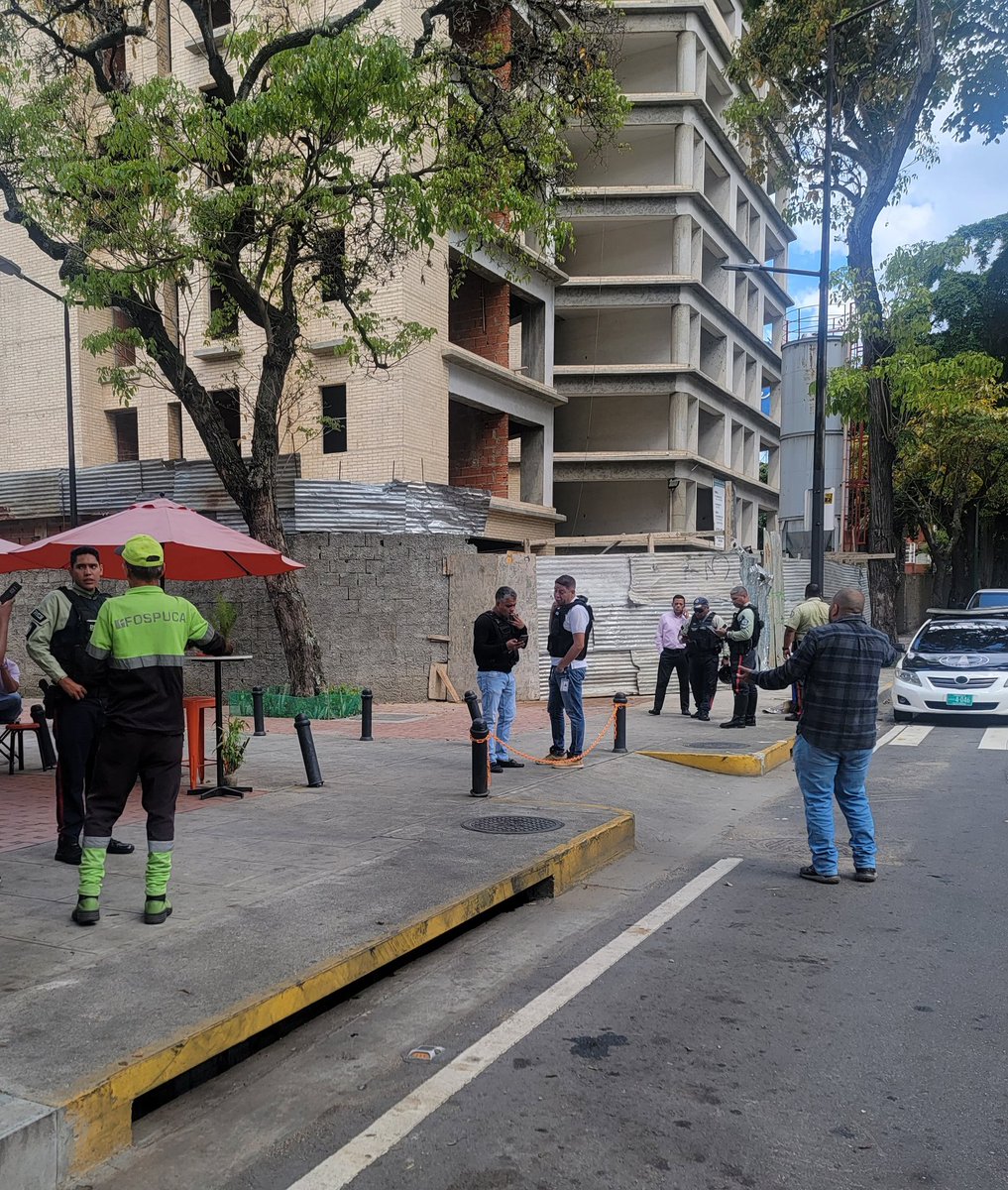rcamachovzla's tweet photo. #Caracas Comisiones de PoliChacao y el DAET de la PNB se encuentra en el parque de bolsillo entre la Av. Carabobo y Calle Ayacucho de El Rosal, municipio Chacao, luego de que un trabajador de Fospuca hallara un presunto artefacto explosivo (granada) mientras barría el parque. En espera de comisiones Antiexplosivos del Sebin