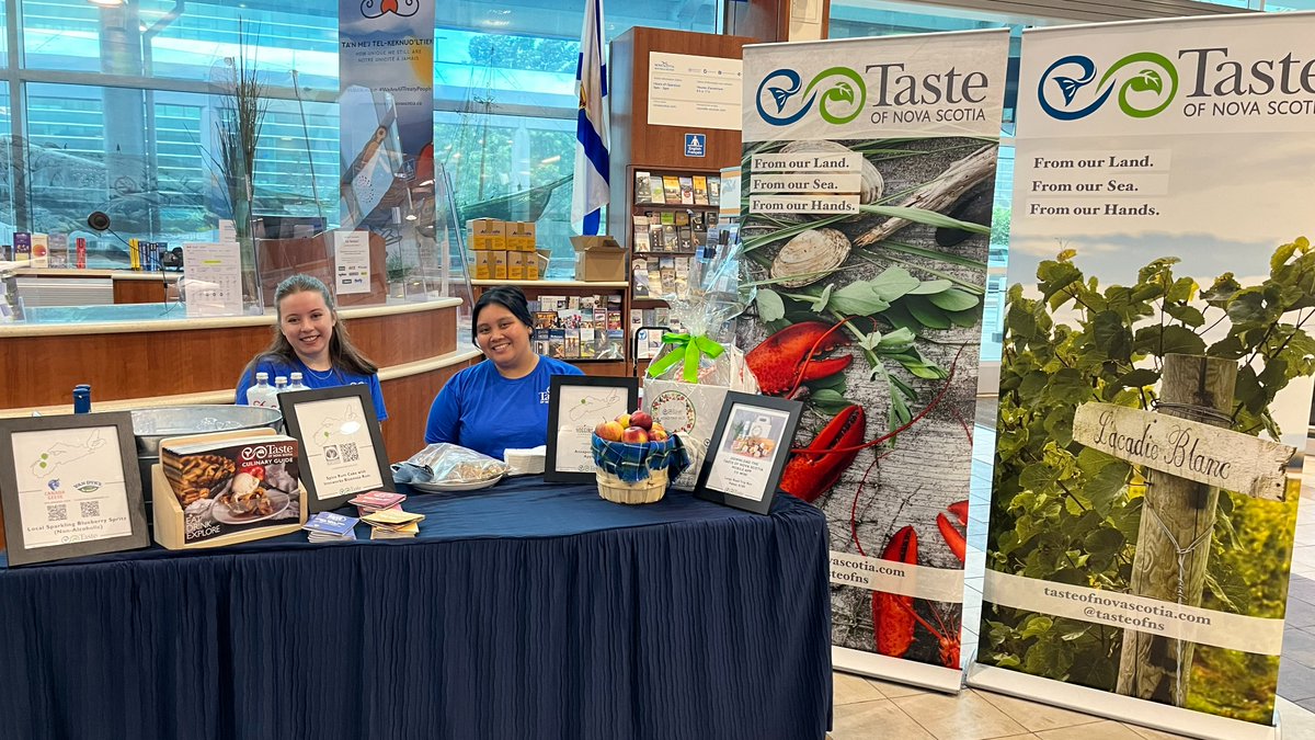 Today is 'Passenger Appreciation Day' at @HfxStanfield!
@TasteofNS is celebrating with a pop-up display by the Visitor Information Centre with information, prizes and treats for passengers.🍎🎁🎆🍏✈️