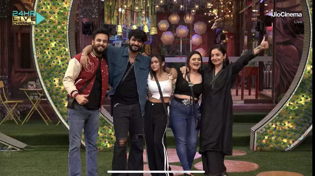 m_veshika's tweet photo. A BIG CONGRATULATIONS!!!!🥳 TOP 5💪🏻❤️#abhisha #Elvishraosahab #AbhishekhMalhaan #ManishaIsTheBoss #BBOOT2 #fame https://t.co/FB7V51jEJk