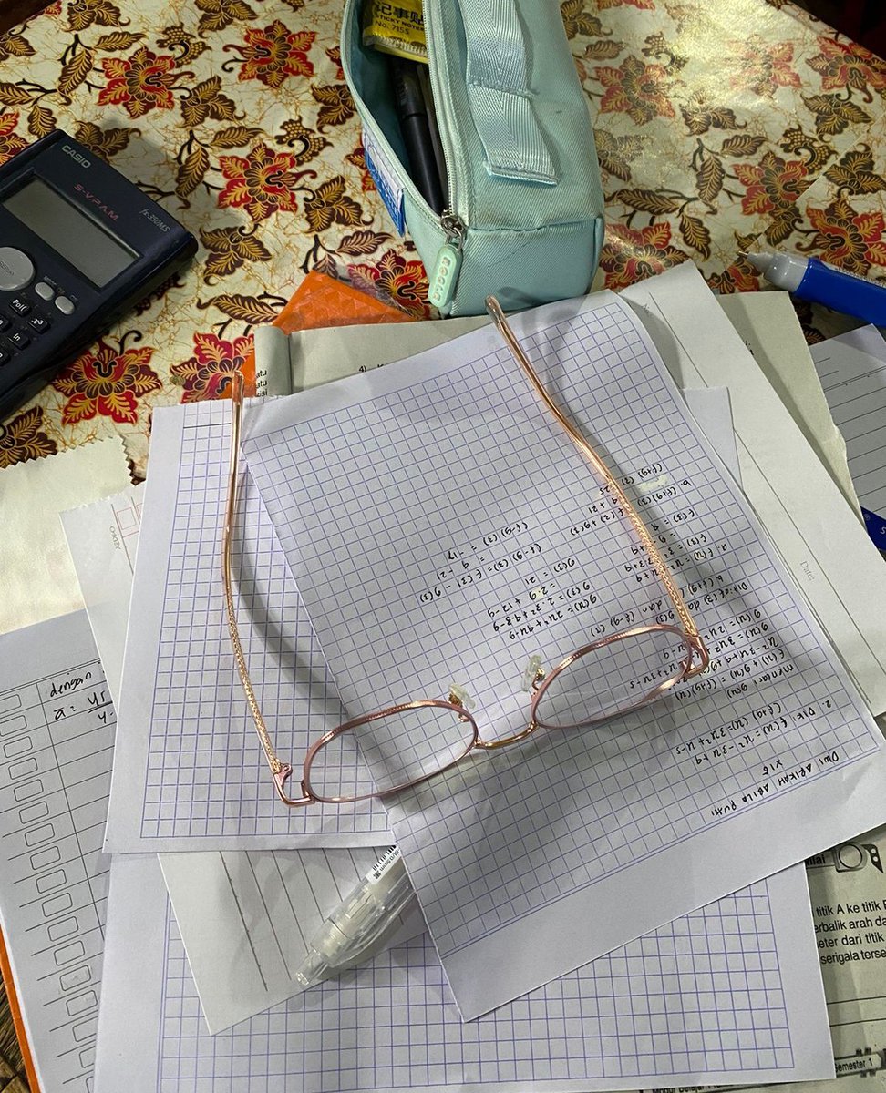 kieittens's tweet photo. matematika jam terakhir dan dilanjut nugas english itu maksudnya apa???!?!??! maksudnya bikin pusing https://t.co/3h4gKcOLYA