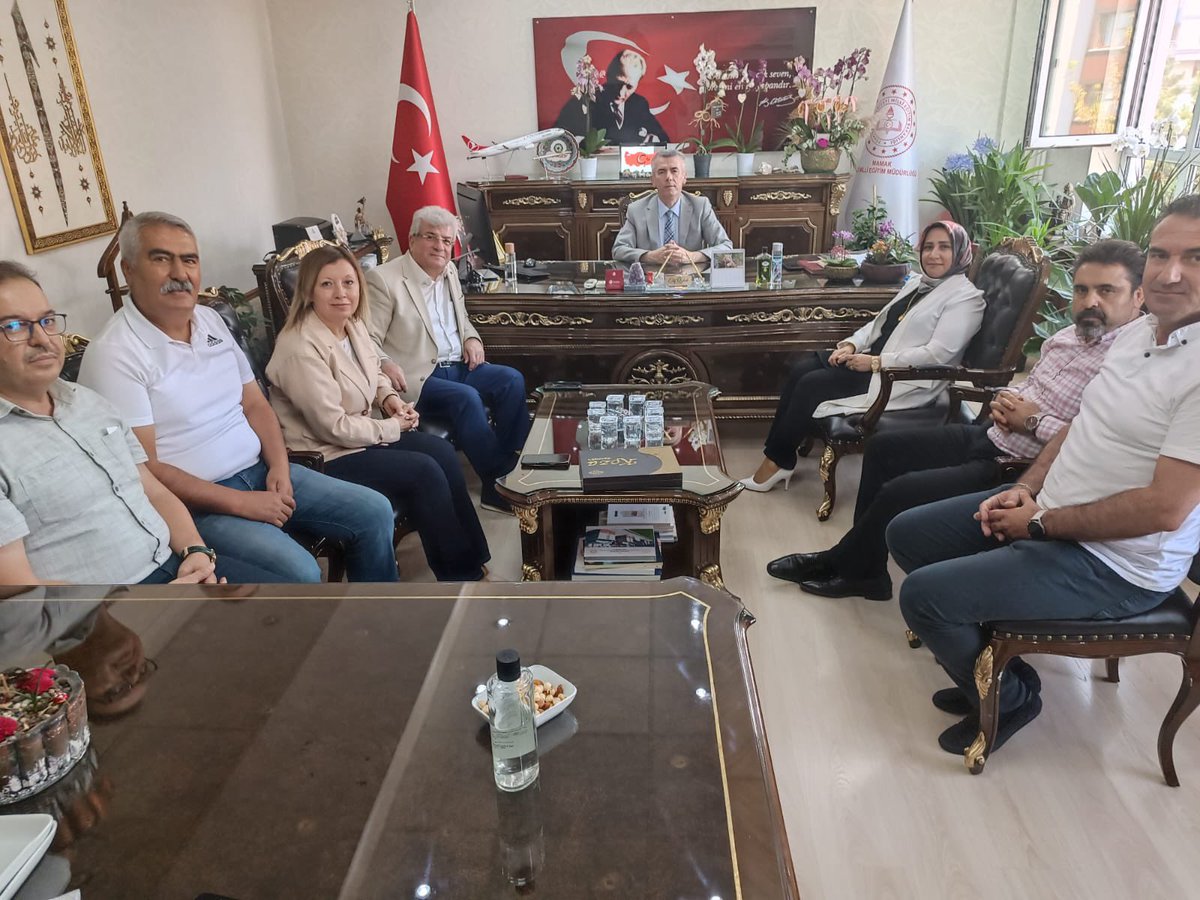 Kaymakamımız Sn.Ali SIRMALI göreve yeni başlayan İlçe Millî Eğitim Müdürümüz Sn.Elif ÖZBEK'e hayırlı olsun ziyaretinde bulunarak, çalışmalarında başarılar diledi. Nazik ziyaretleri için kendilerine teşekkür ederiz.
#eğitimdeparlayanyıldızmamak 
<a href="/tcmeb/">Millî Eğitim Bakanlığı</a>
<a href="/MamakKymkmligi/">Mamak Kaymakamlığı</a>
<a href="/elifozbek36/">Elif Özbek🇹🇷</a>