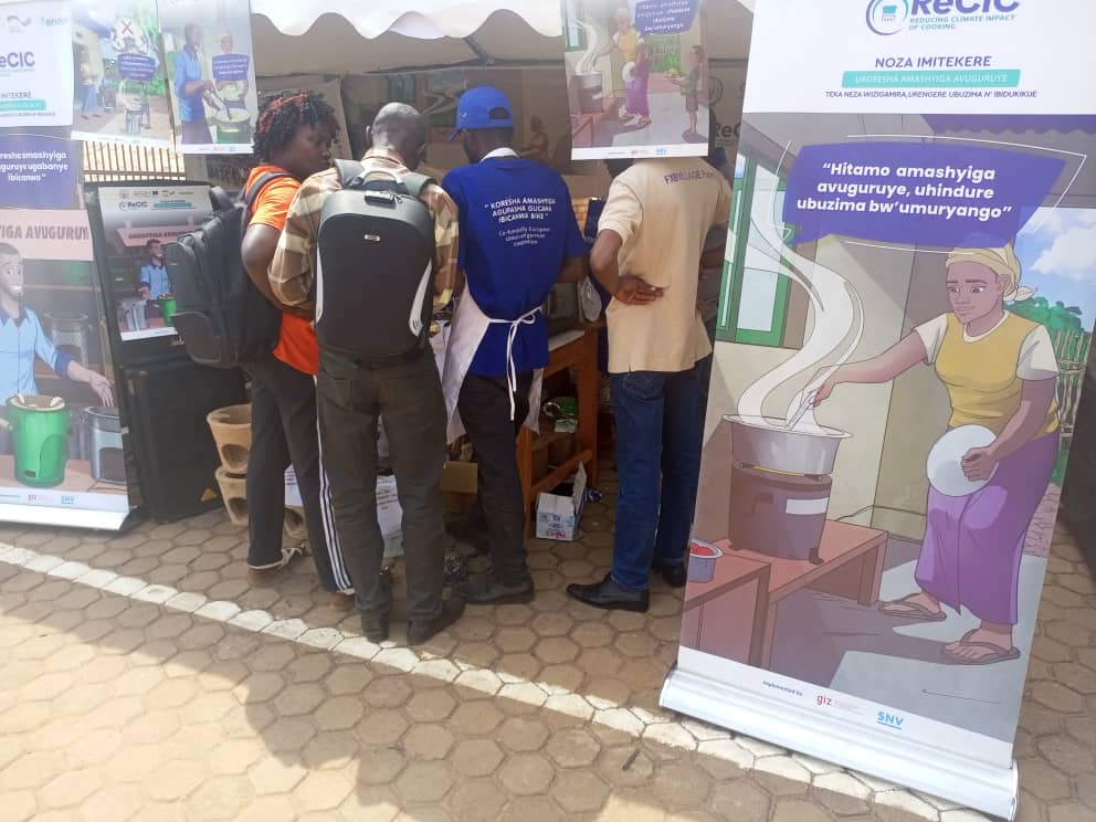 giz_rwanda's tweet photo. On the 2nd Day of @GisagaraDistr’s Open Day, our Reducing the Climate Impact of Cooking (ReCIC) project showcased, trained and performed cooking demos with improved cookstoves. Cook Clean, Save money, Protect your Health and the Environment. #GreenRwanda🇷🇼🌿
@EUinRW @SNV_Rwanda https://t.co/4IPaqGbi7s
