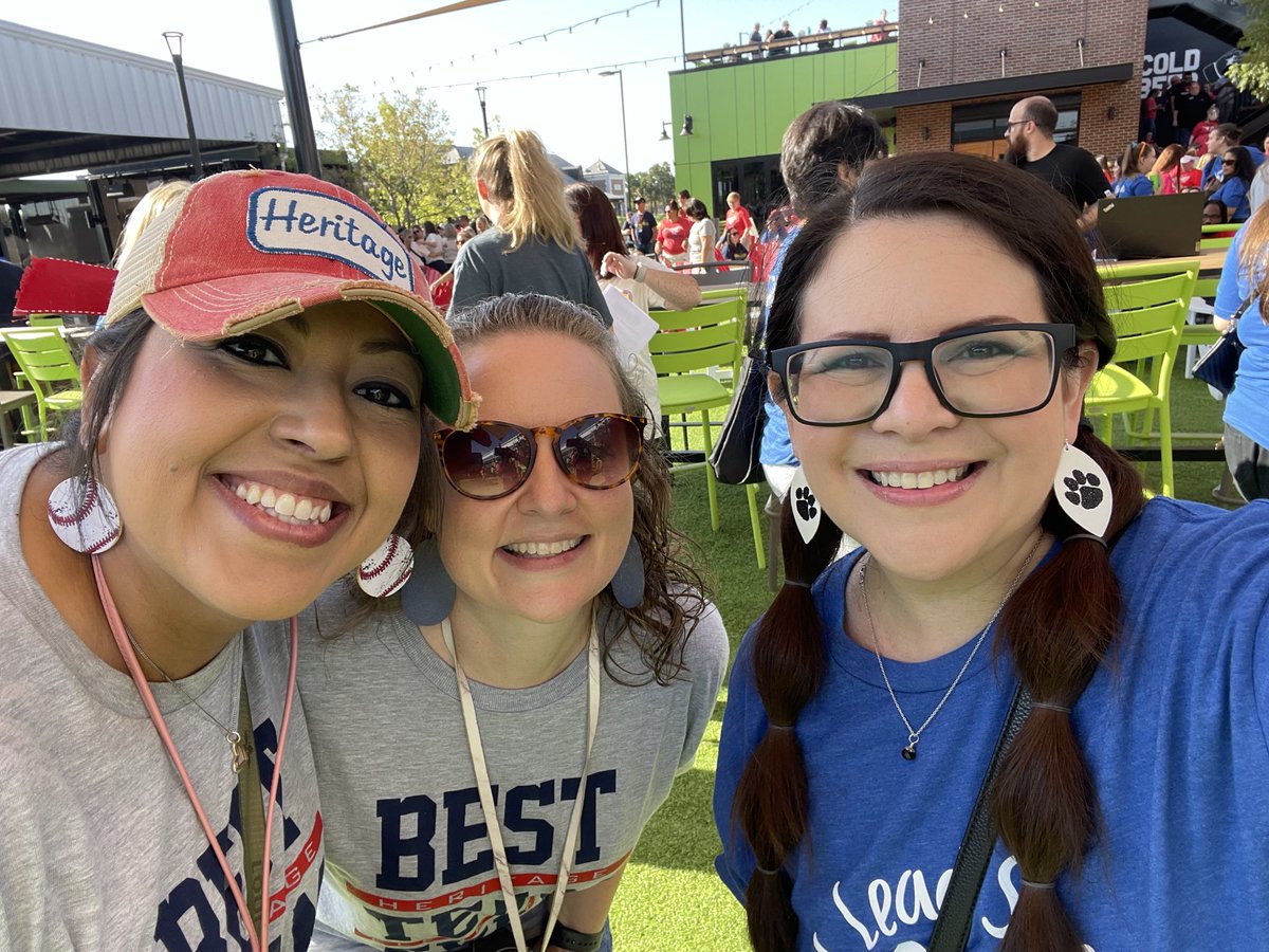 mrswilliamstes's tweet image. Convocation day is always such an exciting time! Thank you ⁦@ChickenNPickle⁩ for hosting ⁦@GCISD⁩. #TESleads #WeAreGCISD