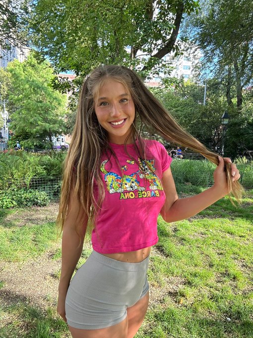 Goodmorning who watches jujutsu kaisen?? https://t.co/TQqVaNZ8wV