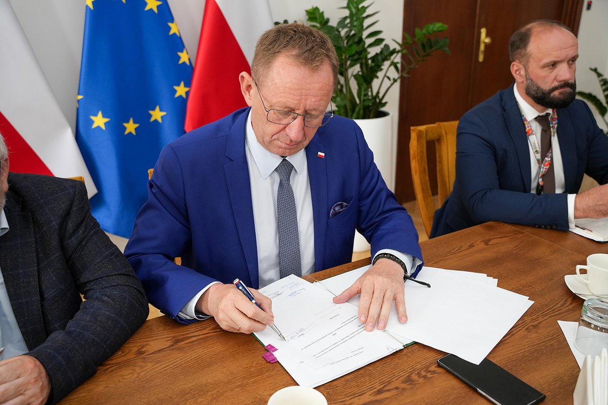 MRiRW_GOV_PL's tweet photo. 📣Minister @RobertTelus oraz prezes @WSzmulewicz i wiceprezes @MBorowski6507 podpisali umowę o udzielenie #KRIR dofinansowania 🇵🇱organizacjom rolniczym na działalność unijną🇪🇺 w 2023 r.
czytaj więcej: 👉 https://t.co/df7wfggZRh https://t.co/pLlRgaErRW