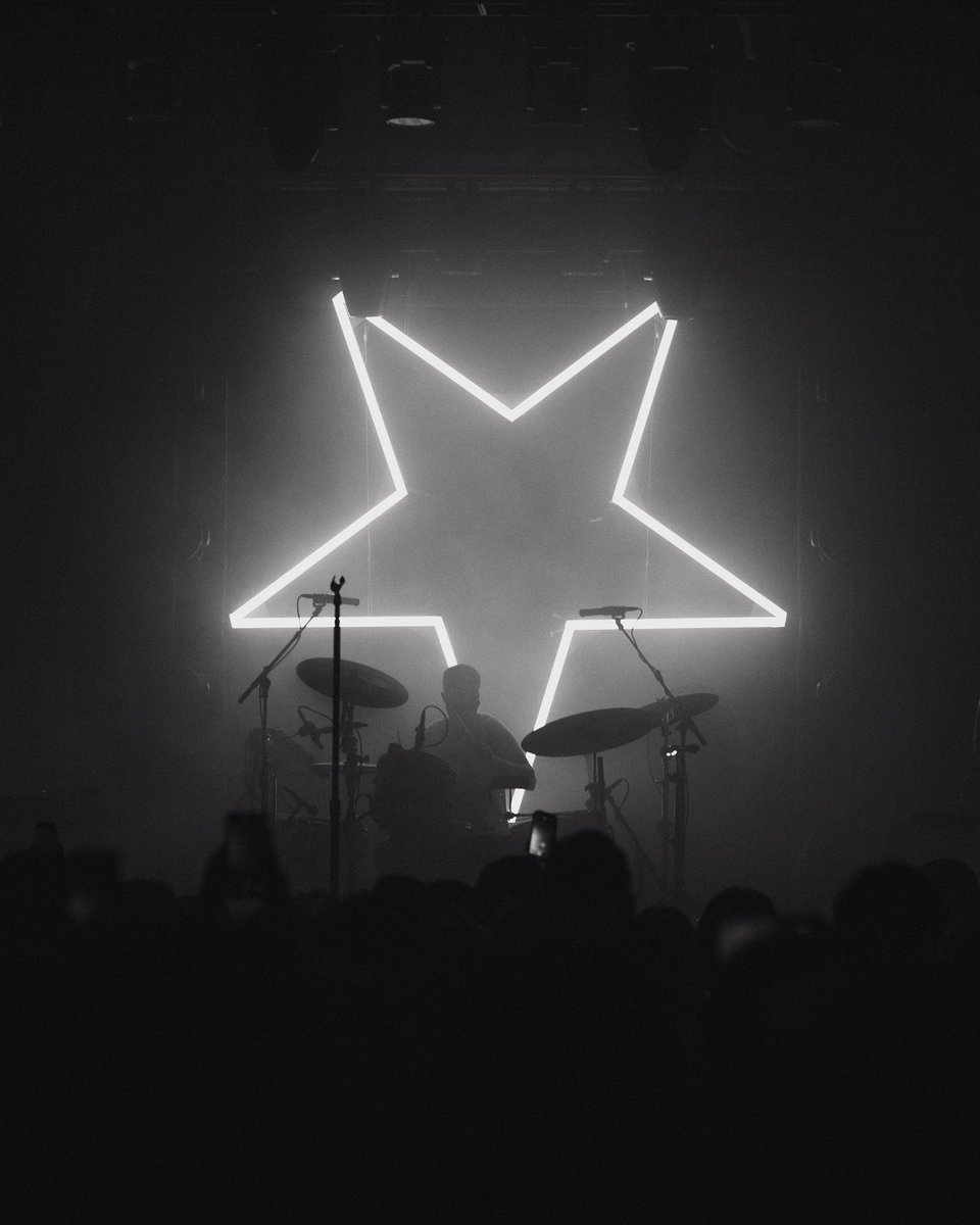 thisisLANY's tweet photo. what more could u possibly want? https://t.co/lLDsaXI9yO