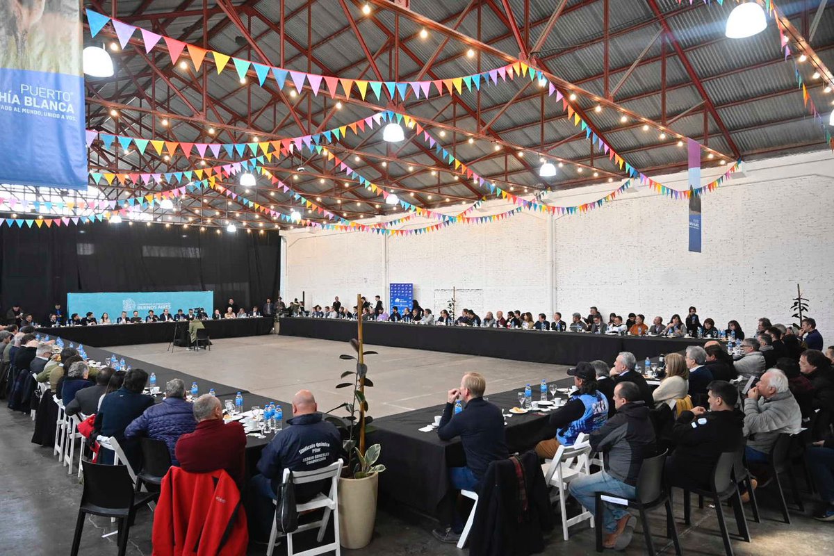 APESOAsoc's tweet photo. Estuvimos presentes en el Puerto de #BahíaBlanca para el encuentro que encabezaron @Kicillofok, @fsusbielles y el equipo de @Produccion_PBA con el sector petroquímico para debatir e intercambiar miradas con el fin de seguir fomentando el desarrollo del sector. https://t.co/LM8nzw3hvU