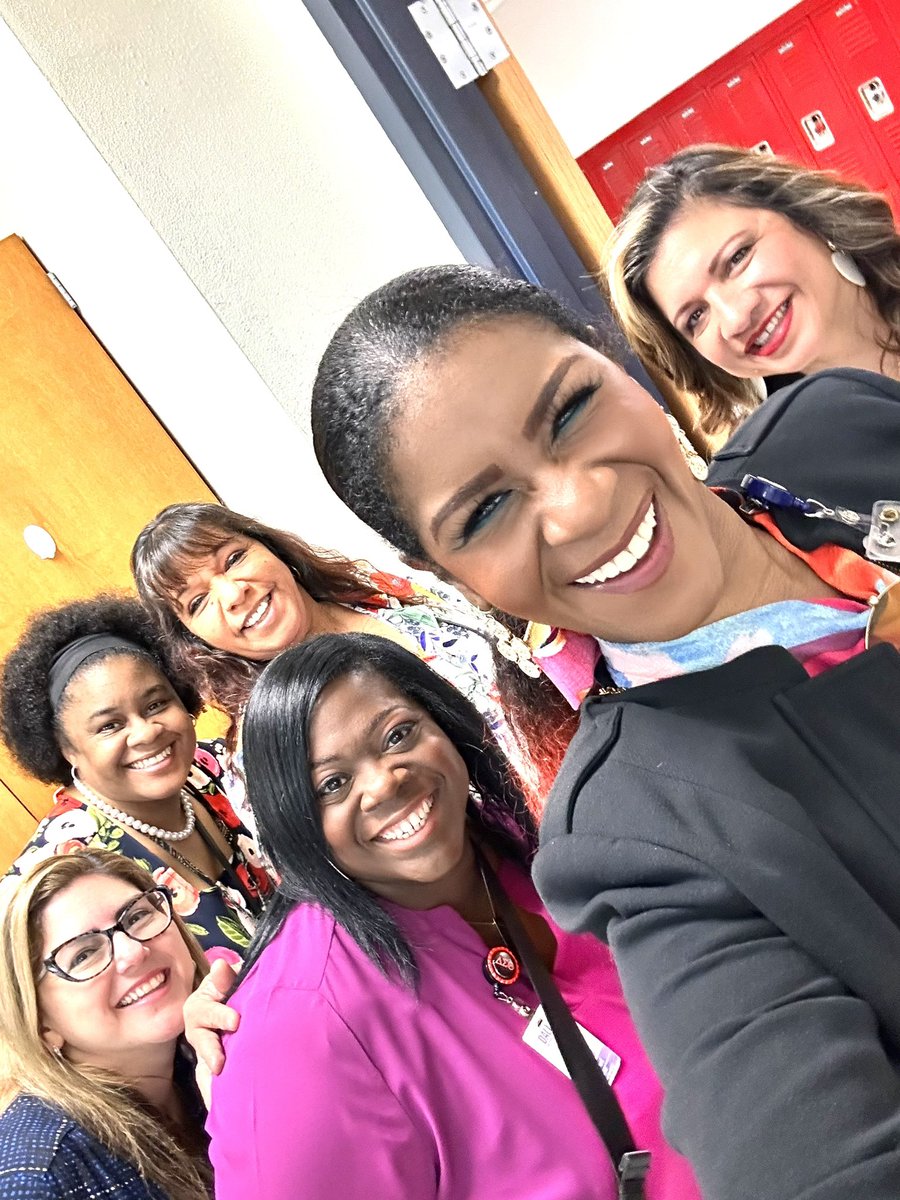 mibroughton's tweet image. Back to School  training is on 🔥🔥 at Kimball HS this morning! #Region4 @Tanya_N_Shelton @shannontrejo @DrElenaSHill @ICanReadDallas @DallasReads @DallasisdSTEM @disdstemmath