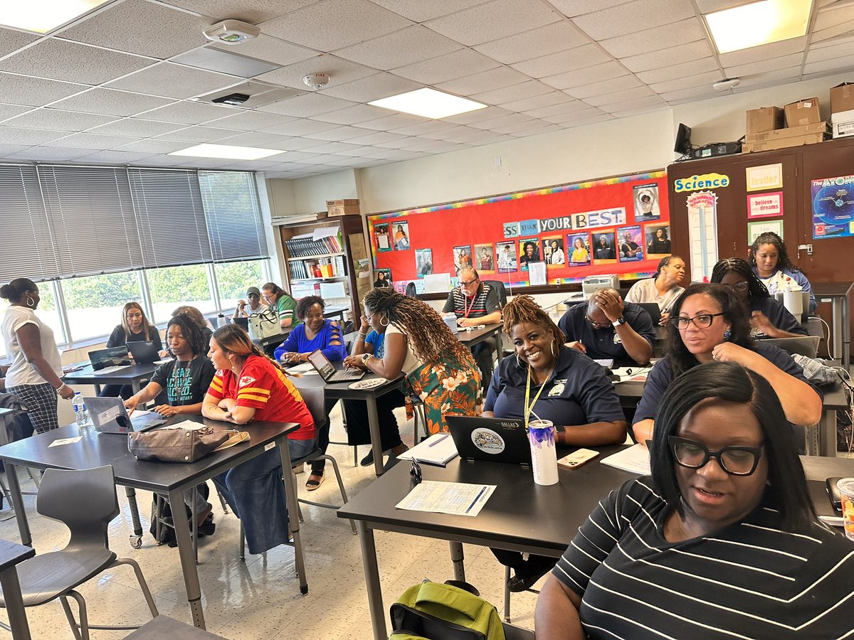 mibroughton's tweet image. Back to School  training is on 🔥🔥 at Kimball HS this morning! #Region4 @Tanya_N_Shelton @shannontrejo @DrElenaSHill @ICanReadDallas @DallasReads @DallasisdSTEM @disdstemmath