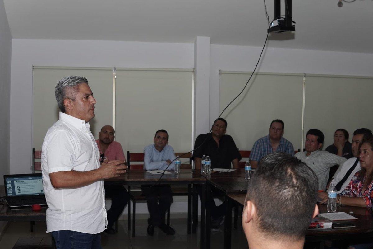 PanchoVazqz's tweet photo. Ayer jornada intensa en Cajeme para difusión y gestión con empresarios y rector del ITSON.

La vinculación encomendada por el gobernador @AlfonsoDurazo y el secretario @marathb, es una realidad.

@JovConFuturo tienen espacios vacantes y la oportunidad de aprender.

¡Buenos días! https://t.co/jtbmJzdeTj