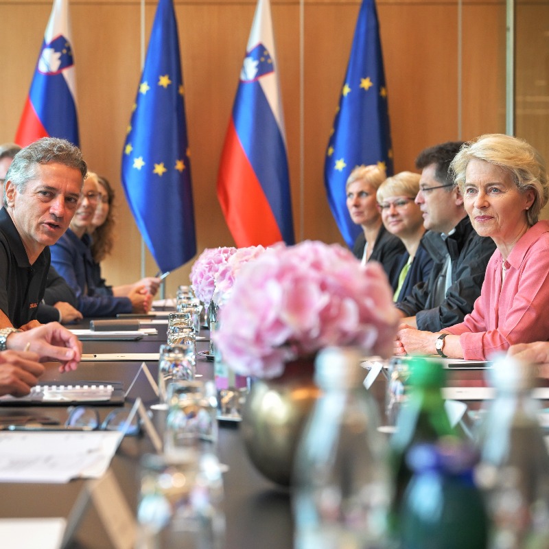 EU_Commission's tweet photo. Slovenia, we will be at your side for your recovery and reconstruction.

 🇸🇮 can request and will receive financial support from the 🇪🇺. 

Thanks to the EU Solidarity Fund, #NextGenerationEU and cohesion funds, the country can be rebuilt and made more resilient.