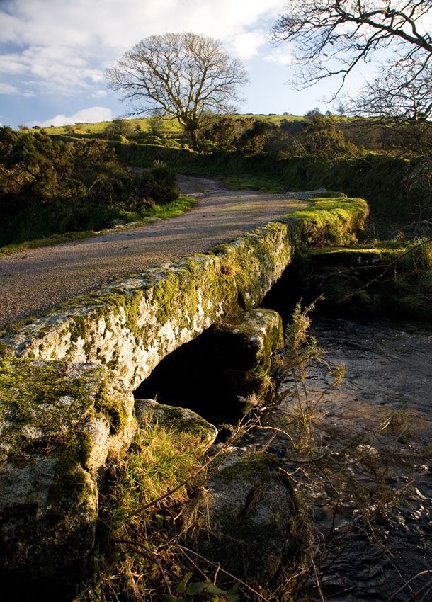PontistGirl's tweet photo. Clapper bridge over De Lank River. Cornwall. UK 🇬🇧  
#architecture #clapperbridge #engineering https://t.co/sw35oIBTuZ