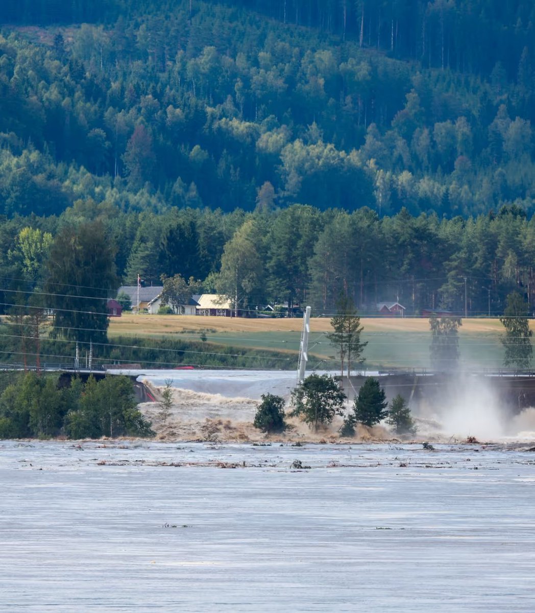 PiQSuite's tweet photo. ⚠️ 𝗡𝗢𝗥𝗪𝗔𝗬 𝗥𝗜𝗩𝗘𝗥 𝗛𝗬𝗗𝗥𝗢𝗣𝗢𝗪𝗘𝗥 𝗗𝗔𝗠 𝗕𝗥𝗘𝗔𝗞𝗦

The Braskereidfoss power station on the Glomma river, Norway's biggest waterway, had been unable to open its hatches following a flooding of the dam's control room after days of heavy rain. https://t.co/Netaqe3JO8