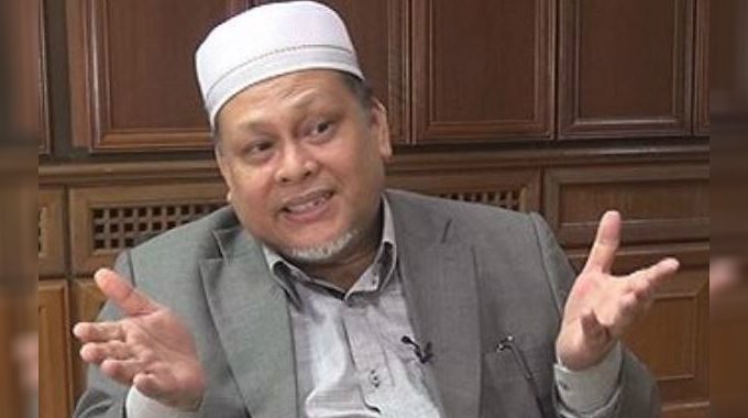 SaifulAdn's tweet photo. Kalau memilih tempat mandi,
Yang pertama teluk kedua pantai,
Kalau memilih pemimpin negeri,
Yang pertama elok kedua pandai https://t.co/mNkMozuu9K