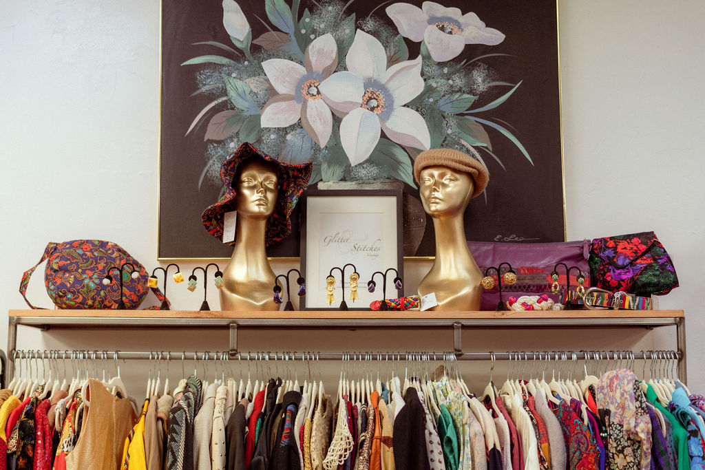 msNashty's tweet photo. all the vintage......
@glitterandstitches space lookin' good.....
Shop hours for the week....
Wed 11-5
*Thurs 12-5*
Fri - Sat 11-5
Sun 11-4
#behindtheyellowdoor #nvcollective #vintagefashion #fashion #vintagestore https://t.co/4nVADZEWyJ