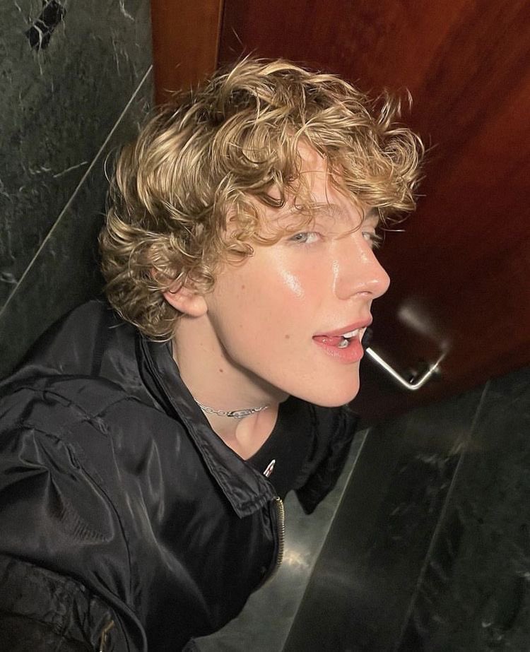 deuses do rp, alguém sabe quem é esse cara? eu só achei ESSA foto dele na internet inteira e não sei quem ele é